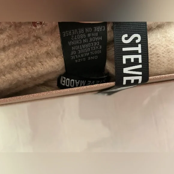 BRAND NEW Steve Madden beanie scarf set - Picture 8 of 9